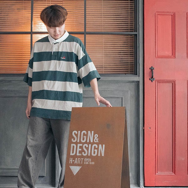 商品のRUSTに触れる人の画像