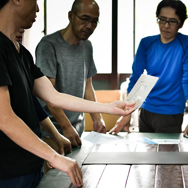 看板職人とディレクターが打ち合わせしている画像