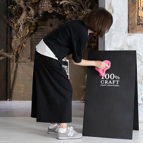 看板を手入れするスタッフ