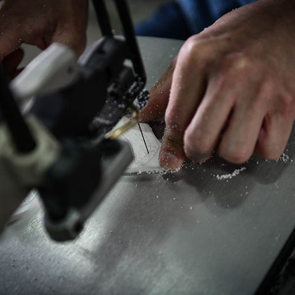 工具を使って看板を製作している画像