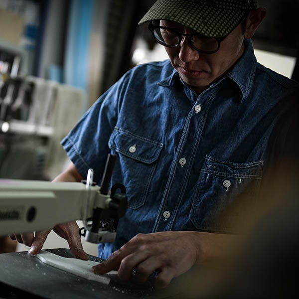 工具を使って看板を製作している看板職人の画像