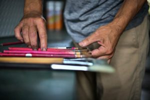 筆を選ぶ看板職人の画像